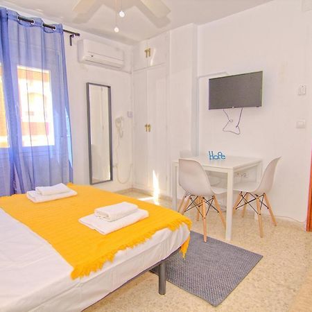 Low Cost Rooms Malaga River Kültér fotó