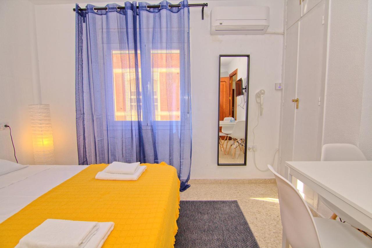 Low Cost Rooms Malaga River Kültér fotó