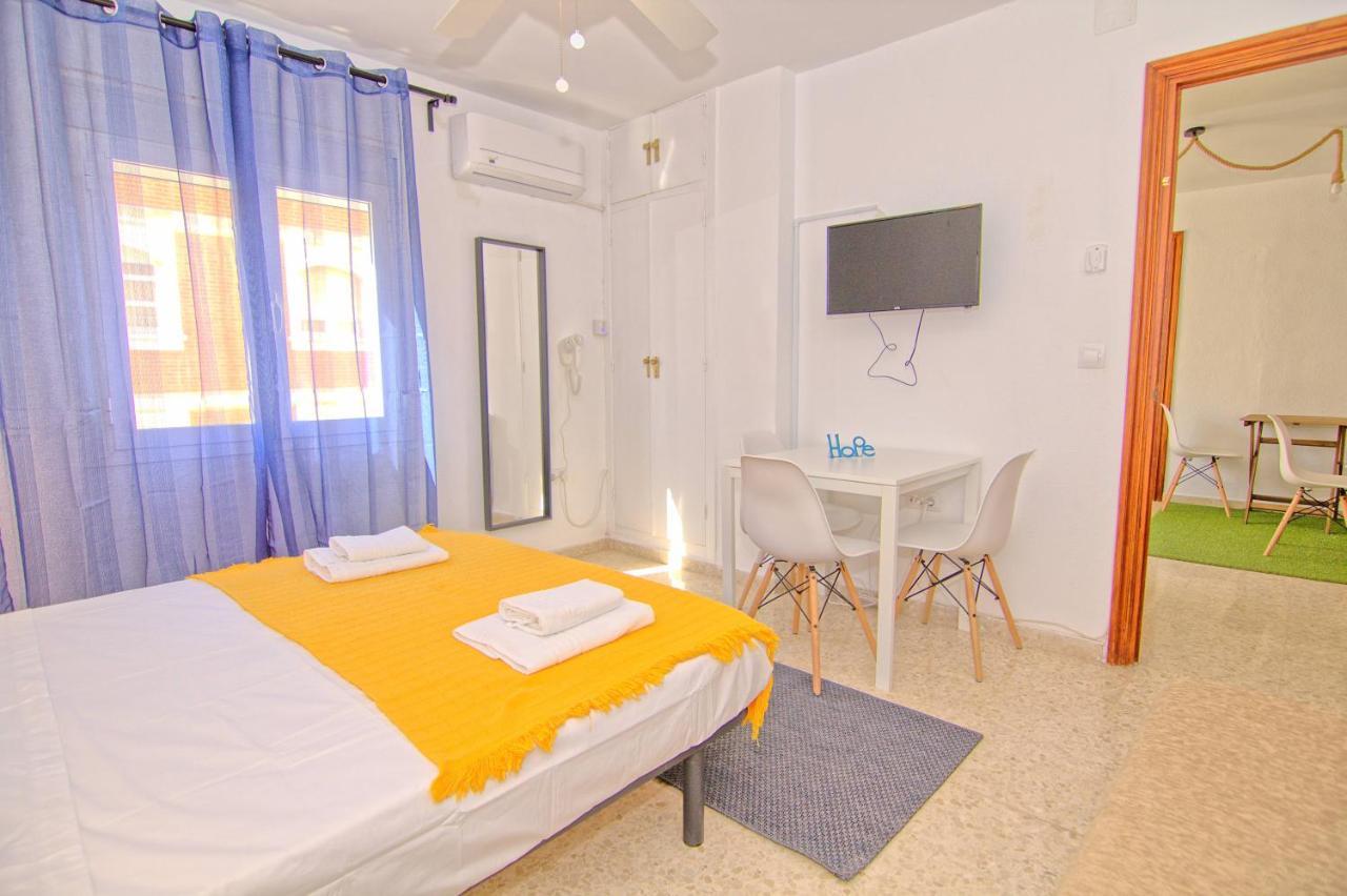 Low Cost Rooms Malaga River Kültér fotó